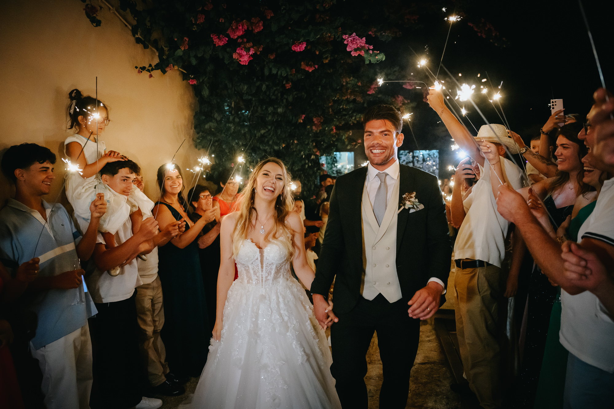 Noivos Kelly e Marcelo saem radiantes entre sparklers e aplausos dos convidados — fotógrafo de casamento Porto, Humberto Barbosa Fotografia