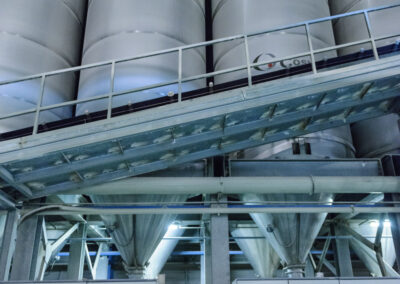 Silos industriais e tubagens metálicas captados por Humberto Barbosa em São João da Madeira — fotografia industrial e arquitetura fabril