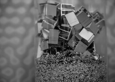 Humberto Barbosa capta detalhe de cristais de pirite sobre base mineral em fotografia industrial em Santa Maria da Feira