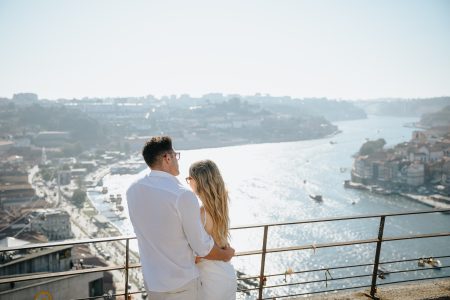 Casal abraçado contempla o rio Douro num momento de cumplicidade antes do grande dia, por Humberto Barbosa, fotógrafo de casamento Porto