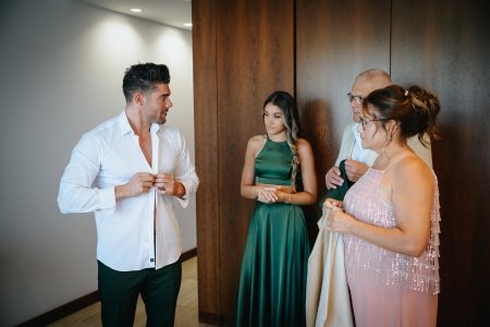 fotografo de Casamento Santa Maria da Feira, humberto barbosa fotografia de Casamento Porto, Quinta da Quintã Quinta de Casamento Pé de Flor Music beats Noivo a abotoar a camisa enquanto a família observa com ternura, um momento íntimo antes do sim — fotógrafo de casamento Porto, Humberto Barbosa Fotografia
