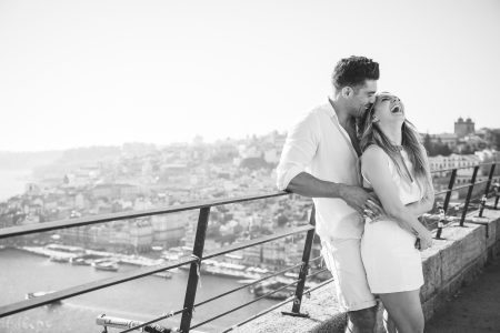 Riso cúmplice e abraço apaixonado com o Porto aos pés — momento eterno captado por Humberto Barbosa, fotógrafo de casamento Porto