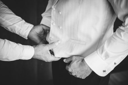 fotografo de Casamento Santa Maria da Feira, humberto barbosa fotografia de Casamento Porto, Quinta da Quintã Quinta de Casamento Pé de Flor Music beats Mãos que ajustam o colete do noivo num gesto de cumplicidade antes do grande momento, fotógrafo de casamento Santa Maria da Feira Humberto Barbosa