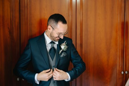 Noivo sorri ao ajustar o colete antes da cerimónia, fotografia de casamento por Humberto Barbosa em Santa Maria da Feira