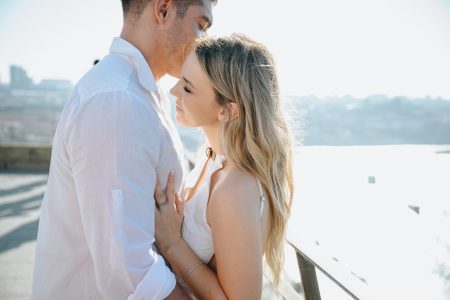 Momento de cumplicidade entre os noivos junto ao rio Douro, capturado por Humberto Barbosa, fotógrafo de casamento Porto