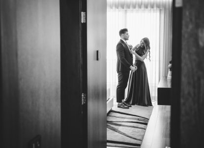 fotografo de Casamento Santa Maria da Feira, humberto barbosa fotografia de Casamento Porto, Quinta da Quintã Quinta de Casamento Pé de Flor Music beats Um gesto de cumplicidade antes do grande momento — ela ajusta-lhe a gravata com ternura. Fotógrafo de casamento Porto, por Humberto Barbosa Fotografia.