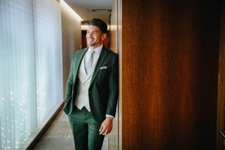 fotografo de Casamento Santa Maria da Feira, humberto barbosa fotografia de Casamento Porto, Quinta da Quintã Quinta de Casamento Pé de Flor Music beats O sorriso radiante do noivo Marcelo antes do grande momento, captado por Humberto Barbosa, fotógrafo de casamento em Santa Maria da Feira