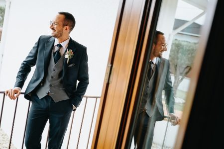 No dia do casamento, Humberto Barbosa capta o noivo sorridente junto ao espelho em Santa Maria da Feira