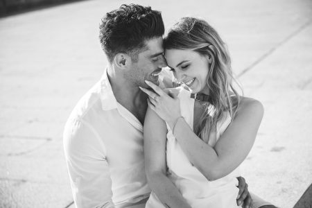 Cumplicidade e sorrisos apaixonados entre os noivos captados por Humberto Barbosa, fotógrafo de casamento em Santa Maria da Feira