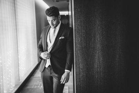 fotografo de Casamento Santa Maria da Feira, humberto barbosa fotografia de Casamento Porto, Quinta da Quintã Quinta de Casamento Pé de Flor Music beats O noivo ajusta o casaco num momento de reflexão antes do sim, captado por Humberto Barbosa, fotógrafo de casamento em Santa Maria da Feira