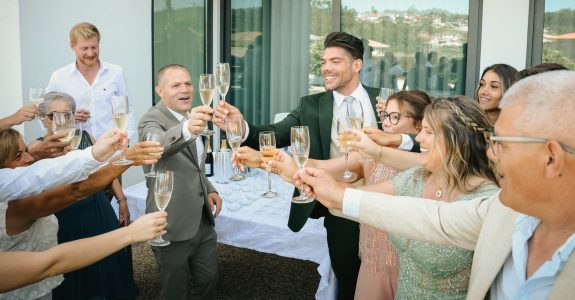 fotografo de Casamento Santa Maria da Feira, humberto barbosa fotografia de Casamento Porto, Quinta da Quintã Quinta de Casamento Pé de Flor Music beats Brinde repleto de alegria e emoção entre noivos e família, num momento de pura felicidade capturado por Humberto Barbosa, fotógrafo de casamento Porto