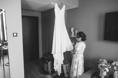 Noiva observa vestido de casamento suspenso em preparativos captados por Humberto Barbosa em Santa Maria da Feira