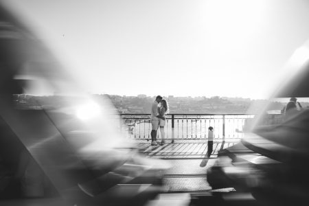 Casal abraçado num momento íntimo junto ao rio Douro, capturado por Humberto Barbosa, fotógrafo de casamento Porto, com a cidade ao fundo