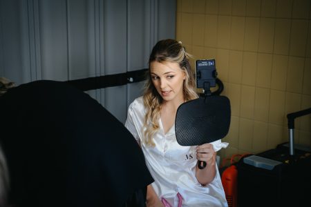 Noiva Kelly a ver o seu reflexo pela primeira vez, emoção genuína captada por Humberto Barbosa, fotógrafo de casamento Santa Maria da Feira