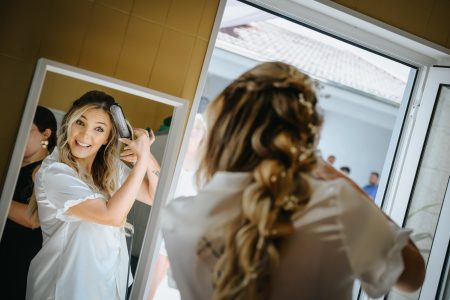 fotografo de Casamento Santa Maria da Feira, humberto barbosa fotografia de Casamento Porto, Quinta da Quintã Quinta de Casamento Pé de Flor Music beats Noiva sorri ao espelho enquanto prepara o cabelo, momento íntimo captado por Humberto Barbosa, fotógrafo de casamento Santa Maria da Feira