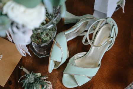 Sapatos de noiva em tons menta junto a flores, detalhes de casamento captados por Humberto Barbosa em Santa Maria da Feira