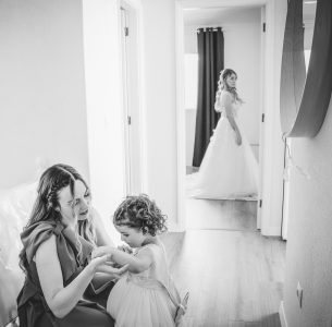 fotografo de Casamento Santa Maria da Feira, humberto barbosa fotografia de Casamento Porto, Quinta da Quintã Quinta de Casamento Pé de Flor Music beats Momento de ternura entre madrinha e menina das alianças enquanto a noiva se prepara ao fundo, captado por Humberto Barbosa, fotógrafo de casamento Porto