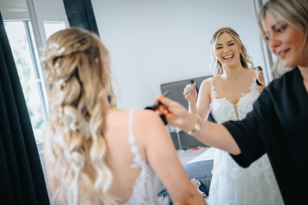 fotografo de Casamento Santa Maria da Feira, humberto barbosa fotografia de Casamento Porto, Quinta da Quintã Quinta de Casamento Pé de Flor Music beats Gargalhada contagiante da noiva Kelly ao ver-se ao espelho enquanto é preparada, momento de pura alegria captado por Humberto Barbosa, fotógrafo de casamento Porto