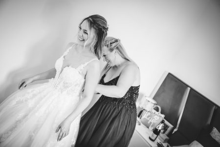 fotografo de Casamento Santa Maria da Feira, humberto barbosa fotografia de Casamento Porto, Quinta da Quintã Quinta de Casamento Pé de Flor Music beats Mãe ajuda a noiva Kelly a apertar o vestido num momento de cumplicidade e risos, captado por Humberto Barbosa, fotógrafo de casamento Santa Maria da Feira