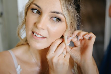 fotografo de Casamento Santa Maria da Feira, humberto barbosa fotografia de Casamento Porto, Quinta da Quintã Quinta de Casamento Pé de Flor Music beats Noiva Kelly prepara os últimos detalhes com um sorriso radiante, fotógrafo de casamento Santa Maria da Feira Humberto Barbosa Fotografia