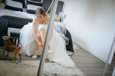 fotografo de Casamento Santa Maria da Feira, humberto barbosa fotografia de Casamento Porto, Quinta da Quintã Quinta de Casamento Pé de Flor Music beats Noiva ajusta a sandália com ternura enquanto o seu cãozinho observa, momento íntimo captado por Humberto Barbosa, fotógrafo de casamento Santa Maria da Feira