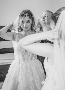 fotografo de Casamento Santa Maria da Feira, humberto barbosa fotografia de Casamento Porto, Quinta da Quintã Quinta de Casamento Pé de Flor Music beats Amigas ajustam o véu da noiva num momento de cumplicidade antes da cerimónia, por Humberto Barbosa, fotógrafo de casamento Santa Maria da Feira