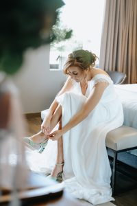 Noiva prepara-se com calma ajustando o sapato antes da cerimónia, fotografia de casamento por Humberto Barbosa em Santa Maria da Feira