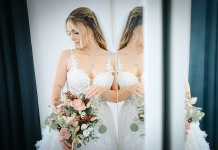 fotografo de Casamento Santa Maria da Feira, humberto barbosa fotografia de Casamento Porto, Quinta da Quintã Quinta de Casamento Pé de Flor Music beats Noiva contempla o seu bouquet num momento de doce expectativa antes do sim, captado por Humberto Barbosa, fotógrafo de casamento Santa Maria da Feira