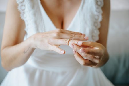 Noiva coloca a aliança no dedo em gesto delicado, fotografia de casamento por Humberto Barbosa em Santa Maria da Feira