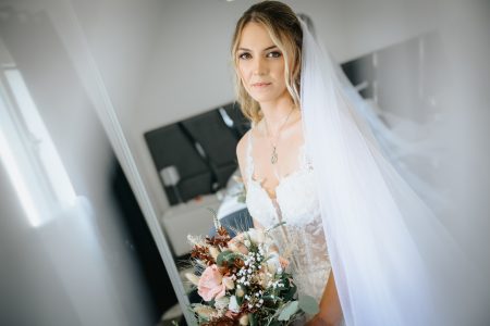 fotografo de Casamento Santa Maria da Feira, humberto barbosa fotografia de Casamento Porto, Quinta da Quintã Quinta de Casamento Pé de Flor Music beats Noiva Kelly num momento de serenidade antes do grande sim, capturado por Humberto Barbosa Fotografia, fotógrafo de casamento Santa Maria da Feira