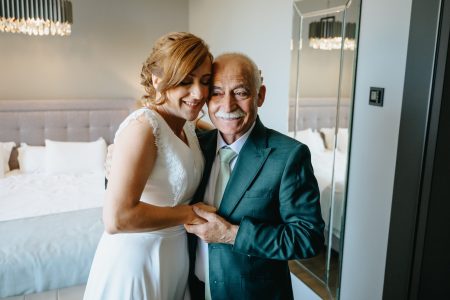 Noiva abraça o pai em momento emocionante captado por Humberto Barbosa, fotógrafo de casamento em Santa Maria da Feira