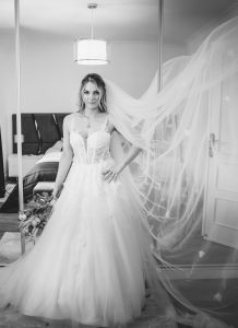 fotografo de Casamento Santa Maria da Feira, humberto barbosa fotografia de Casamento Porto, Quinta da Quintã Quinta de Casamento Pé de Flor Music beats Noiva radiante com véu ao vento, momento mágico antes do sim — fotógrafo de casamento Santa Maria da Feira, Humberto Barbosa Fotografia