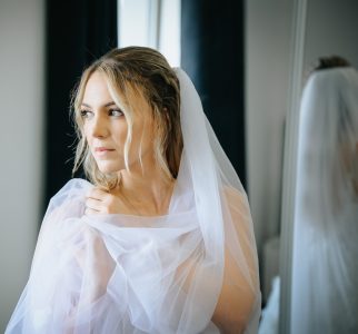 fotografo de Casamento Santa Maria da Feira, humberto barbosa fotografia de Casamento Porto, Quinta da Quintã Quinta de Casamento Pé de Flor Music beats Noiva contemplativa envolve-se no véu enquanto se prepara para o grande momento, fotografia de casamento por Humberto Barbosa em Santa Maria da Feira