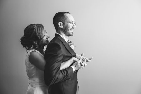 Cumplicidade silenciosa dos noivos de mãos dadas, fotografia de casamento por Humberto Barbosa em Santa Maria da Feira