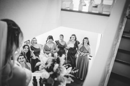 fotografo de Casamento Santa Maria da Feira, humberto barbosa fotografia de Casamento Porto, Quinta da Quintã Quinta de Casamento Pé de Flor Music beats Damas de honor emocionadas ao verem a noiva pela primeira vez — momento de pura alegria captado por Humberto Barbosa, fotógrafo de casamento Porto