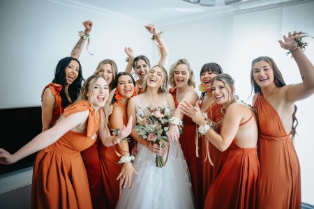 fotografo de Casamento Santa Maria da Feira, humberto barbosa fotografia de Casamento Porto, Quinta da Quintã Quinta de Casamento Pé de Flor Music beats Explosão de alegria entre a noiva Kelly e as suas damas de honor num momento espontâneo capturado por Humberto Barbosa, fotógrafo de casamento Porto