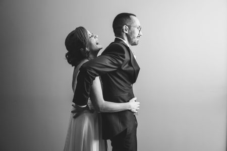 Em Santa Maria da Feira, abraço emocionante dos noivos captado por Humberto Barbosa, fotógrafo de casamento