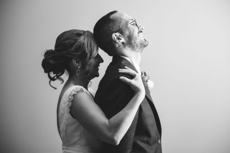 Em Santa Maria da Feira, Humberto Barbosa capta noivos abraçados de perfil em fotografia de casamento a preto e branco