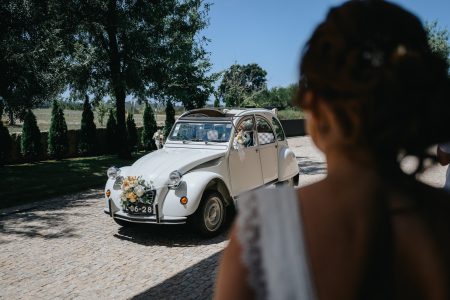 Noiva chega em Citroën 2CV clássico captado por Humberto Barbosa, fotógrafo de casamento em Santa Maria da Feira