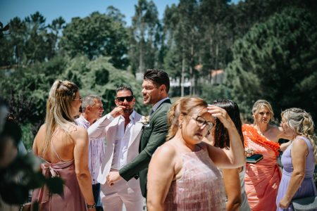 fotografo de Casamento Santa Maria da Feira, humberto barbosa fotografia de Casamento Porto, Quinta da Quintã Quinta de Casamento Pé de Flor Music beats Noivo sorri rodeado de convidados num momento espontâneo de celebração, fotografado por Humberto Barbosa, fotógrafo de casamento Santa Maria da Feira
