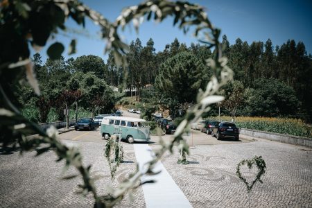 fotografo de Casamento Santa Maria da Feira, humberto barbosa fotografia de Casamento Porto, Quinta da Quintã Quinta de Casamento Pé de Flor Music beats A carrinha vintage chega com os noivos, o coração de folhagem emoldura este momento mágico captado por Humberto Barbosa, fotógrafo de casamento Santa Maria da Feira