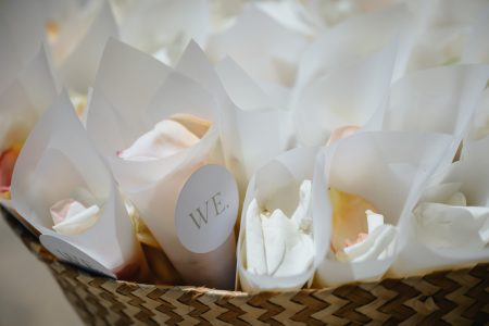 Cones de papel com pétalas preparados para a cerimónia, captados por Humberto Barbosa, fotógrafo de casamento em Santa Maria da Feira