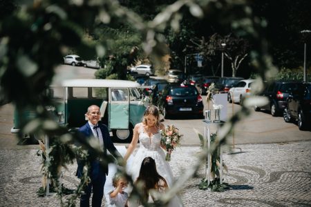 fotografo de Casamento Santa Maria da Feira, humberto barbosa fotografia de Casamento Porto, Quinta da Quintã Quinta de Casamento Pé de Flor Music beats Noiva radiante chega ao seu casamento de mão dada com o pai, num momento de cumplicidade captado por Humberto Barbosa, fotógrafo de casamento Santa Maria da Feira