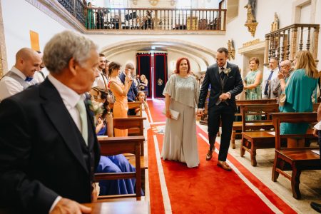 Mãe acompanha o noivo pelo corredor da igreja captada por Humberto Barbosa, fotógrafo de casamento em Santa Maria da Feira