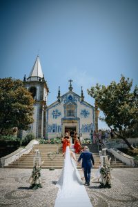 fotografo de Casamento Santa Maria da Feira, humberto barbosa fotografia de Casamento Porto, Quinta da Quintã Quinta de Casamento Pé de Flor Music beats Noiva caminha de mão dada com o pai rumo à igreja de azulejos, momento captado por Humberto Barbosa, fotógrafo de casamento Santa Maria da Feira