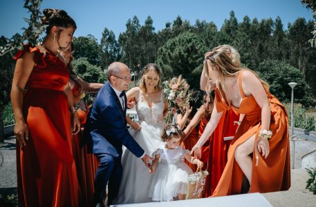 fotografo de Casamento Santa Maria da Feira, humberto barbosa fotografia de Casamento Porto, Quinta da Quintã Quinta de Casamento Pé de Flor Music beats Momento espontâneo da noiva com o pai e damas de honor a acompanhar a menina das flores, por Humberto Barbosa, fotógrafo de casamento Santa Maria da Feira