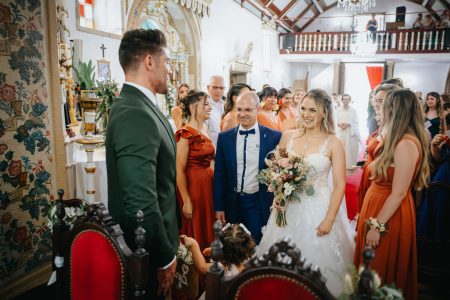 fotografo de Casamento Santa Maria da Feira, humberto barbosa fotografia de Casamento Porto, Quinta da Quintã Quinta de Casamento Pé de Flor Music beats Noiva radiante chega ao altar acompanhada pelo pai, enquanto o noivo a admira emocionado — fotógrafo de casamento Santa Maria da Feira, Humberto Barbosa Fotografia