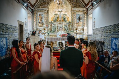 fotografo de Casamento Santa Maria da Feira, humberto barbosa fotografia de Casamento Porto, Quinta da Quintã Quinta de Casamento Pé de Flor Music beats Cerimónia religiosa com os noivos no altar rodeados pelas damas de honor, momento captado por Humberto Barbosa, fotógrafo de casamento Santa Maria da Feira