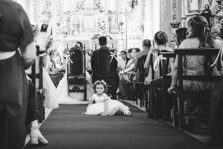 fotografo de Casamento Santa Maria da Feira, humberto barbosa fotografia de Casamento Porto, Quinta da Quintã Quinta de Casamento Pé de Flor Music beats Menina das alianças sentada no chão da igreja com chupeta, momento espontâneo e ternurento captado por Humberto Barbosa, fotógrafo de casamento Santa Maria da Feira