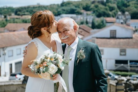 Noiva beija a testa do pai enquanto segura o ramo, captados por Humberto Barbosa, fotógrafo de casamento em Santa Maria da Feira